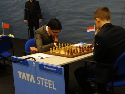 Anish Giri checkt zijn voorbereiding tijdens de eerste zetten van zijn partij tegen Magnus Carlsen (foto: Robert Klomp)
