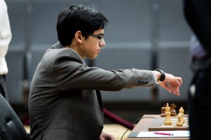 Anish tijdens laatste ronde tegen Caruana (foto: Kiril Merkurev)