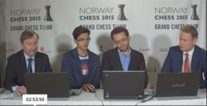 Dirk-Jan ten Geuzendam, Anish Giri, Levon Aronian en Jan Gustafsson tijdens de perconferentie na de partij
