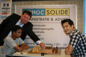 Hoofdsponsor Roel Piket  van Adhoc & Solide doet openingszet. (foto: Maaijveld)