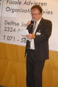 Toernooidirecteur Jan Bey op zijn onnavolgbare wijze tijdens de prijsuitreiking (foto: René Olthof)
