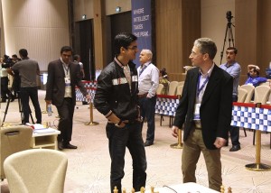 Anish Giri in gesprek met Michael Adams (foto: website toernooi)