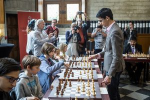 Anish Giri, simultaan in Leuven