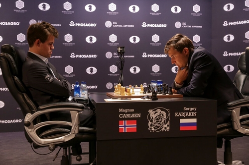 Magnus Carlsen _ Sergey Karjakin ronde 1 (foto: World Chess by AGON Limited)